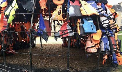 Γαλλία: Εμπρηστές κατέστρεψαν το έργο Έλληνα καλλιτέχνη για τo προσφυγικό