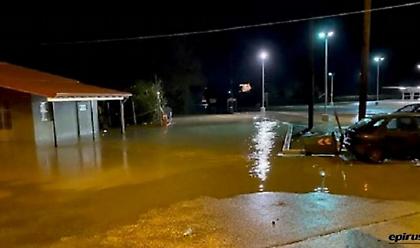 «Πνίγηκε» η Άρτα - Πού θα χτυπήσει η κακοκαιρία τις επόμενες ώρες (pics, vid)