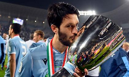 Το τρόπαιο του Supercoppa της Λάτσιο πέρασε από έλεγχο στο αεροδρόμιο (vid)