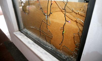 Οι ζημιές από την επίθεση στο σπίτι του Ευαγγέλου (pics)