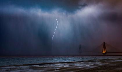 Κεραυνός βύθισε στο σκοτάδι την Γέφυρα Ρίου Αντιρρίου (pic)