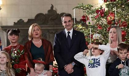 Χριστουγεννιάτικα κάλαντα στον πρωθυπουργό (pics)