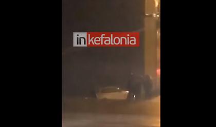 Κυλλήνη: Η στιγμή που λιμενικοί σώζουν γυναίκα από ΙΧ που πέφτει στη θάλασσα (video)