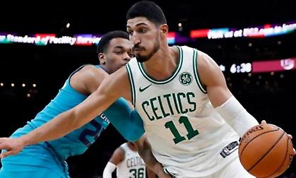 Κατέβηκε με παπούτσια που γράφουν «freedom» ο Καντέρ! (pic)