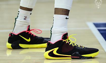 Τα «χριστουγεννιάτικα» παπούτσια του Γιάννη (pics)