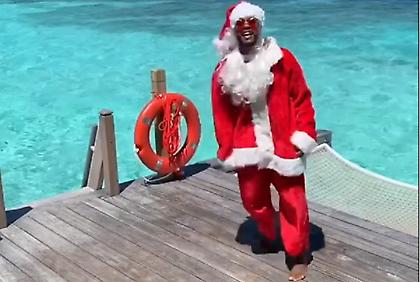 Βουτάει ως… Άγιος Βασίλης ο τρελο-Εβρά! (video)