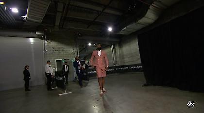 Ο Χάρντεν «τερμάτισε» το κιτς στο ντύσιμο (video)