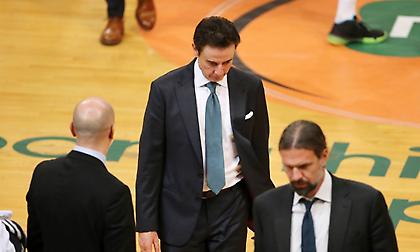 Όταν δεν εμπιστεύεσαι τους παίκτες σου, τους αλλάζεις