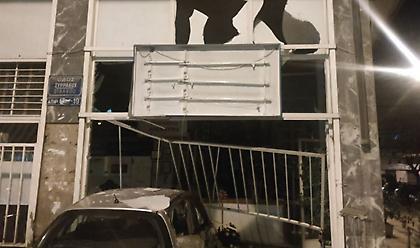 Τρελή πορεία ΙΧ στον Κολωνό - Παρέσυρε οχήματα και καρφώθηκε σε καθαριστήριο (pics)