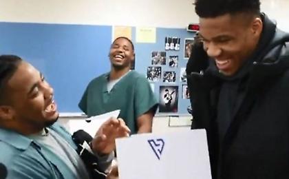 Δώρισαν παπούτσια σε κρατούμενους ο Γιάννης και ο Θανάσης (video)