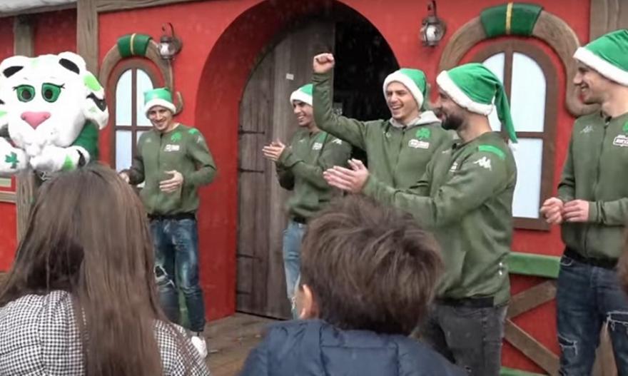 Μοίρασε δώρα ο Πανάθας με... βοηθούς τους παίκτες του Παναθηναϊκού! (video)