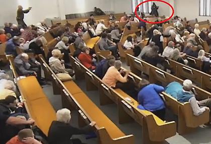 ΗΠΑ: Η στιγμή που ο δράστης αρχίζει να πυροβολεί στην εκκλησία (pics)
