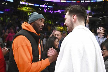 Η χειραψία του Ντόντσιτς με τον Κόμπι μέσα στον αγώνα-Του μίλησε… σλοβενικά (video)