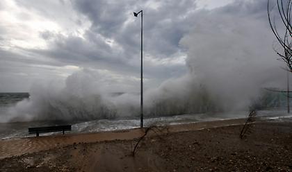 Ακυβέρνητο σκάφος με τέσσερις επιβαίνοντες στον Σαρωνικό
