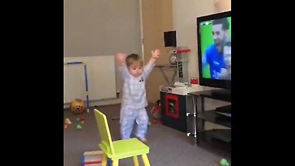 Πιτσιρικάς πανηγυρίζει με την ψυχή του τη νίκη της Ρέιντζερς