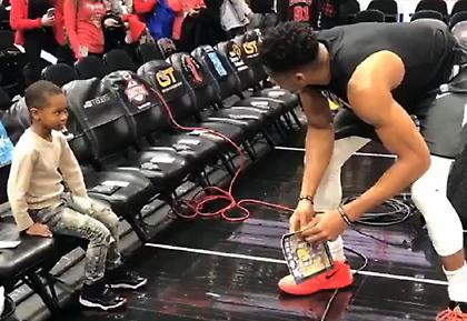 Απίθανο βίντεο: Το δώρο του πιτσιρικά που τρέλανε τον Γιάννη