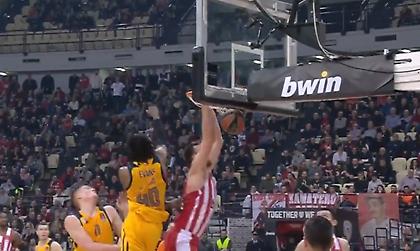 Με Παπανικολάου και Μιλουτίνοφ τα καλύτερα καρφώματα του Δεκεμβρίου (video)