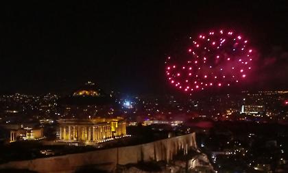 Πρωτοχρονιά: Εντυπωσιακές φωτό από Αθήνα - Θεσσαλονίκη
