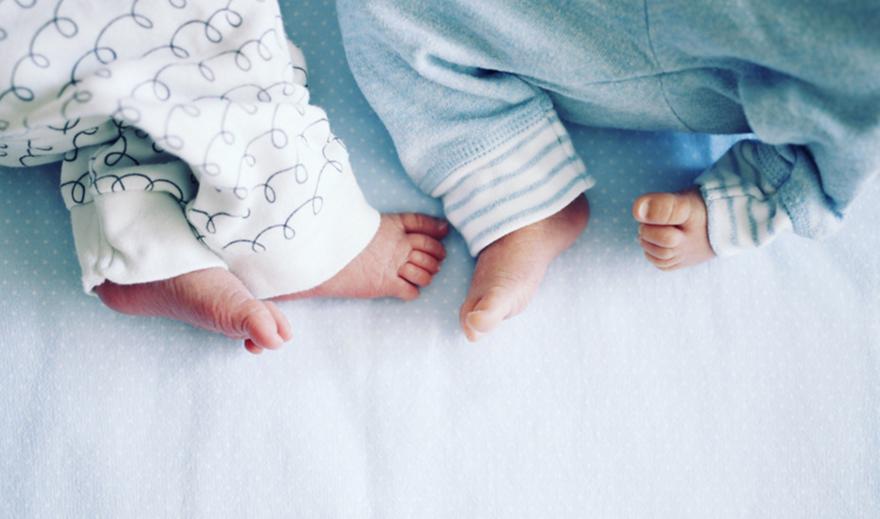 Tα πρώτα παιδιά του 2020 - δίδυμα στη Λάρισα - Αγοράκια στην Κρήτη (vid)