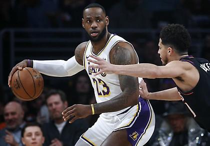 Το τριπλ-νταμπλ του Λεμπρόν κόντρα στους Σανς