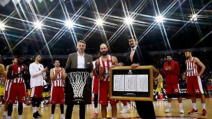 Η ιστορική βράβευση του Βασίλη Σπανούλη (video)