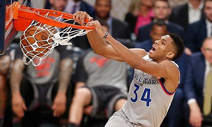 Μήνυμα των Μπακς στα ελληνικά: «Ελάτε να κάνουμε ξανά captain τον Γιάννη»