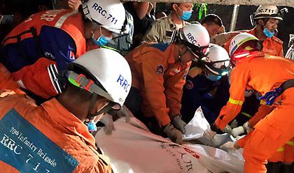 Κατάρρευση κτιρίου στην Καμπότζη με δέκα νεκρούς - Ψάχνουν στα ερείπια (pics)