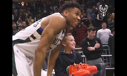 Το ξεχωριστό δώρο του Γιάννη σε πιτσιρικά (video)