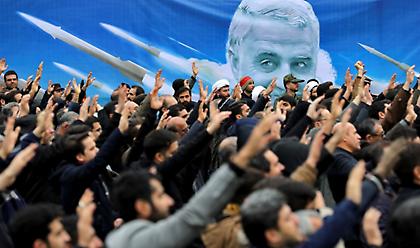 Στο Ιράν η σορός Σουλεϊμανί - Τραμπ: Έτοιμοι για χτυπήματα σε 52 στόχους (video)