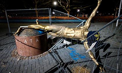 Βανδάλισαν ξανά το άγαλμα του Ιμπραΐμοβιτς στη Σουηδία (pics)