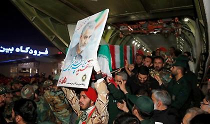 Φόρος Τιμής: Χιλιάδες κόσμου στο κέντρο της Τεχεράνης για τον Σουλεϊμανί