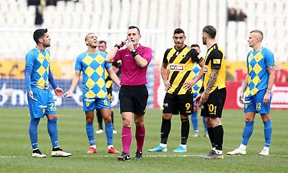 Ούτε φάουλ ο Τάσης στις δύο περιπτώσεις πέναλτι, αλλά μας λένε πως ήθελε να ευνοήσει την ΑΕΚ