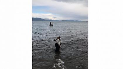 Φθιώτιδα: Δεν βούτηξε κανείς να πιάσει τον σταυρό και βούτηξε... ο παπάς (pics)