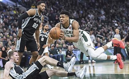 «Στοπ» των Σπερς στους Μπακς, «άγγιξε» το triple-double ο Γιάννης (video)