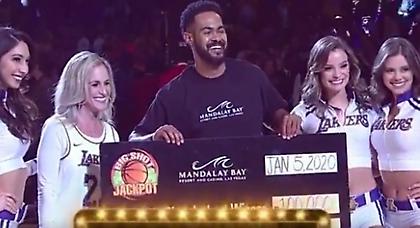 Φίλος των Λέικερς κερδίζει 100.000 δολάρια με σουτ από το κέντρο! (video)