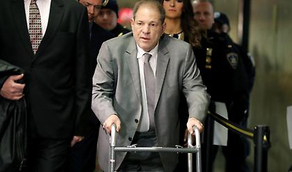 Νέες κατηγορίες κατά Γουάινσταϊν – Εμφανίστηκε στη δίκη υποβασταζόμενος 