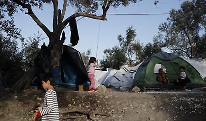 Ένταση στο ΚΥΤ Μόριας: Διαδηλωτές έκλεισαν τον δρόμο με αίτημα την παροχή ηλεκτρικού