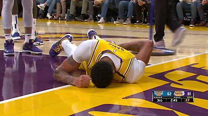 Σοκαριστική πτώση στο παρκέ για τον Ντέιβις (video)