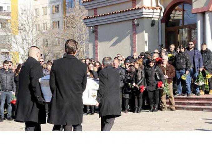 Κηδεύτηκε ο Βούλγαρος οπαδός που σκοτώθηκε στη Θεσσαλονίκη (video)
