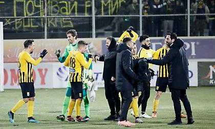 Πανηγύρισε με τον κόσμο του το «διπλό» ο Άρης (video)