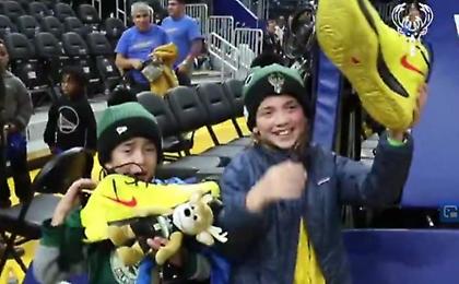 Έδωσε ο Γιάννης τα παπούτσια του στα παιδιά του και εκείνος τρελάθηκε (video)