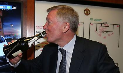 Κατέβηκε να πιει κρασί για να… ηρεμήσει στο ημίχρονο του Γιουνάιτεντ-Σίτι ο Φέργκιουσον!