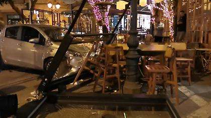 Θεσσαλονίκη: Αυτοκίνητο «μπούκαρε» σε καφετέρια (video)