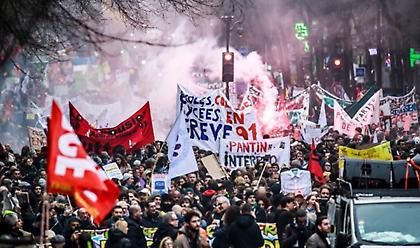 Γαλλία: Διευρύνεται το απεργιακό κύμα- Οι κρούσεις Μακρόν για συμβιβασμό