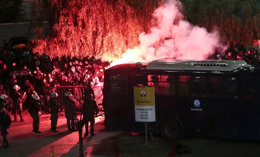 Απαλλαχτηκε ο Ολυμπιακός για τα επεισόδια με την αστυνομία στο ντέρμπι