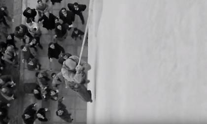 Κρεμασμένος με ένα τρεμάμενο σχοινί: Η σκηνή που ο Βέγγος παραλίγο να χάσει τη ζωή του