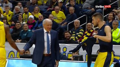 Ξέχασε τη φανέλα του στα αποδυτήρια ο Κάλινιτς και ο Ζοτς ακύρωσε την αλλαγή του! (video)