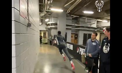 Έφυγε… τρέχοντας από τη νέα WWE μάχη με τον Λόπεζ ο Αντετοκούνμπο! (video)