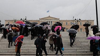 Καιρός: Πέφτει η θερμοκρασία - Βροχές, καταιγίδες και κρύο