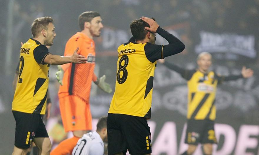 «Τρελαμένοι» με τη διαιτησία οι παίκτες της ΑΕΚ